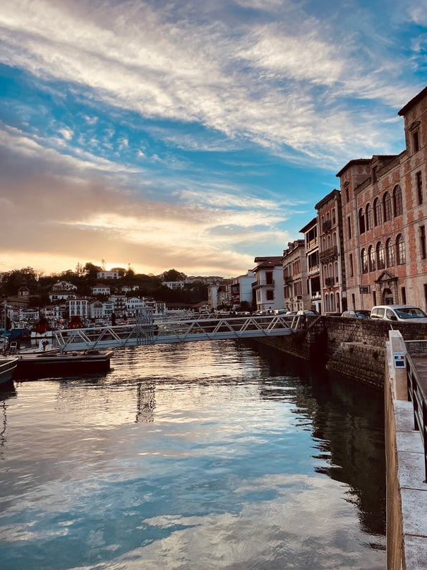 Le port de Saint-Jean-de-Luz pourvu d'un magnifique coucher de soleil se reflétant dans l'eau