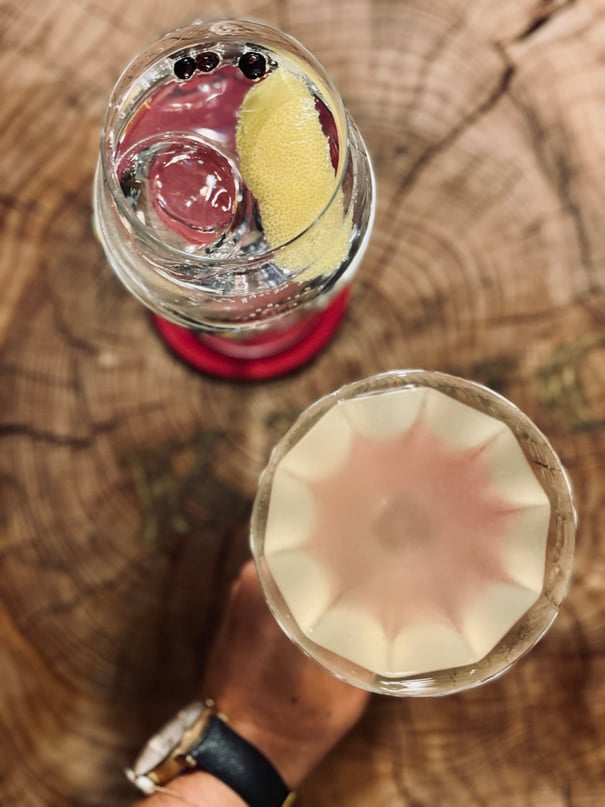 Cocktails posés sur un tronc décoratif au sein du restaurant étoilé le Prince Noir